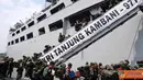 Citizen6, Jakarta: Kapal perang TNI AL dari jajaran Kolinlamil, KRI Tanjung Kambani-971 menarik pasukan TNI yang telah bertugas menjaga perbatasan RI dan Papua Nugini ke kesatuan induknya, Rabu (1/8). (Pengirim: Kadispen Kolinlamil).