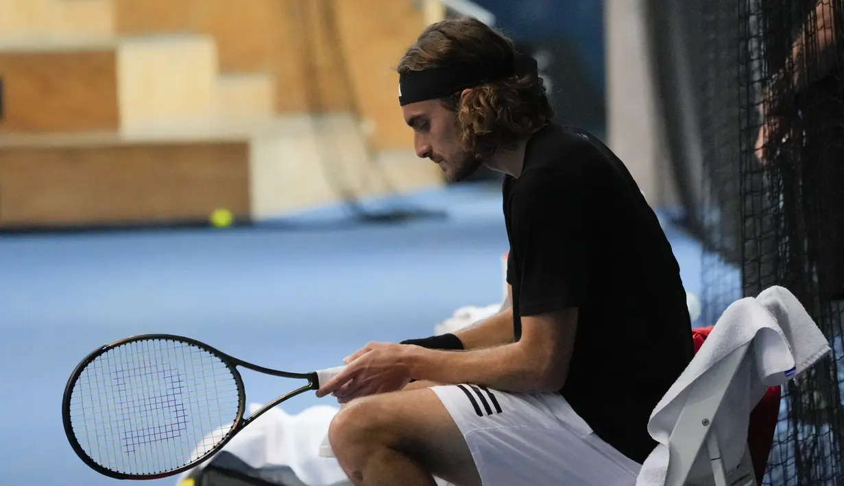 <p>Petenis Stefanos Tsitsipas dari Yunani beristirahat selama sesi latihan menjelang final putra kejuaraan tenis Australia Open 2023 di Melbourne, Australia, Sabtu, 28 Januari 2023. Tsitsipas akan melawan Novak Djokovic dari Serbia di final Minggu 29 Januari. (AP Photo/Dita Alangkara)</p>