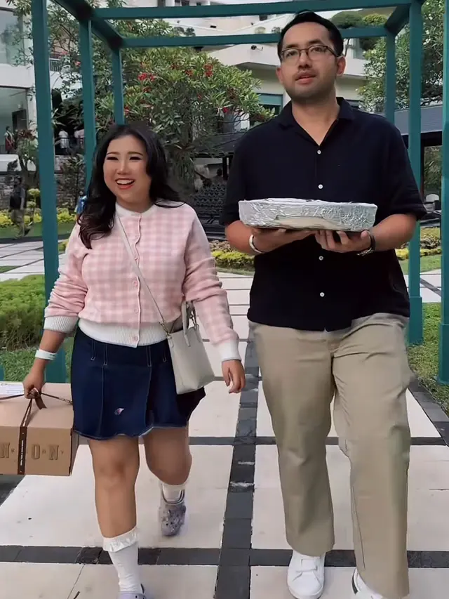 Tampilan outfit piknik ala  Kiky Saputri [@kikysaputrii]