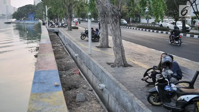 Semrawutnya Parkiran Sepeda Motor di Trotoar Danau Sunter