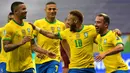 Pada babak ke dua, Brasil masih mendominasi pertandingan. Pada menit ke-62 Brasil sukses menjauhkan kedudukan lewat tendangan pinalti, setelah Danilo dijatuhkan di kotak terlarang. Neymar sukses menjadi algojo dan gandakan keunggulan untuk Brasil. (Foto: AFP/Nelson Almeida)