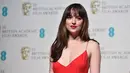 Aktris AS, Dakota Johnson ketika menghadiri ajang penghargaan British Academy of Film and Television Arts (BAFTA) 2016 di London, Minggu (14/2). Nominator kategori Rising Star itu tampil dalam balutan gaun merah berbelahan dada rendah. (AFP/Ben STANSALL)