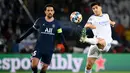 Gelandang Real Madrid Marco Asensio (kanan) berebut bola dengan bek Paris Saint Germain (PSG) Marquinhos (kiri) pada leg pertama babak 16 besar Liga Champions di Stadion Parc des Princes, Rabu dini hari WIB (16/2/2022). PSG susah payah kalahkan Real Madrid 1-0. (FRANCK FIFE / AFP)