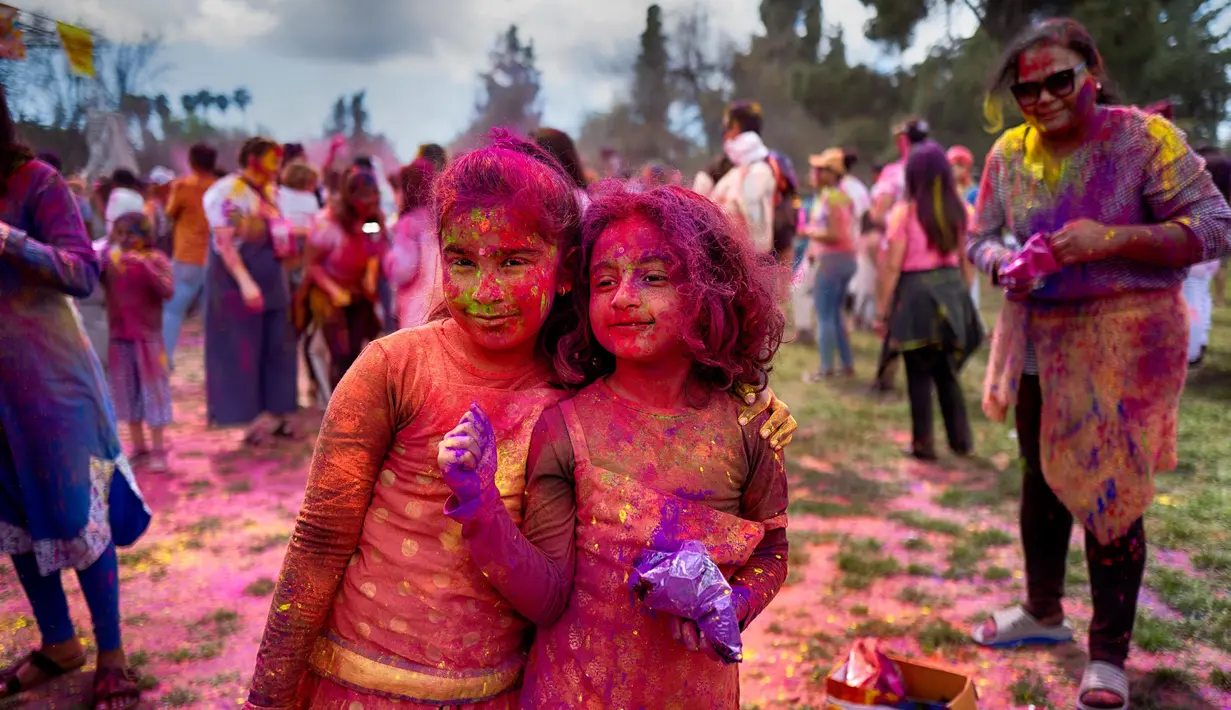 Holi dirayakan sebagai Festival Warna, Cinta dan Musim Semi. (AP Photo/Richard Vogel)