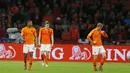 Para pemain Belanda tampak kecewa usai ditaklukkan Jerman pada laga kualifikasi Piala Eropa di Stadion Johan Cruyff, Minggu (24/3). Belanda takluk 2-3 dari Jerman. (AP/Peter Dejong)