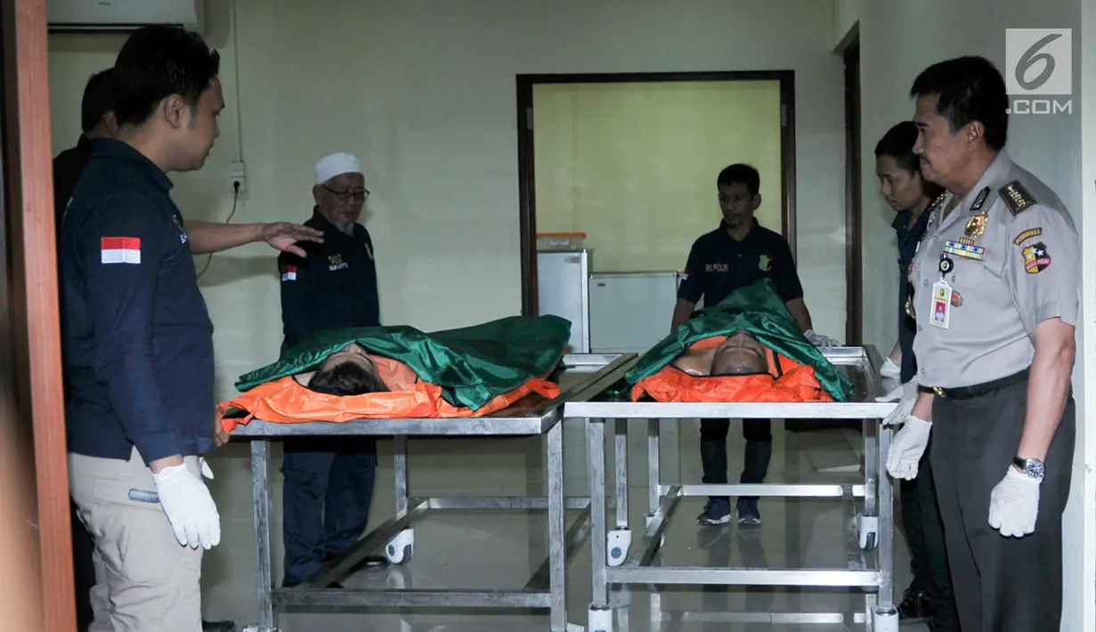 Jasad dua pengedar narkotika jenis sabu jaringan Malaysia yang ditembak mati oleh petugas di ruang jenazah Rumah Sakit Polri, Selasa (13/6). Penembakan dilakukan karena kedua pelaku melakukan perlawanan saat ditangkap. (Liputan6.com/Yoppy Renato)