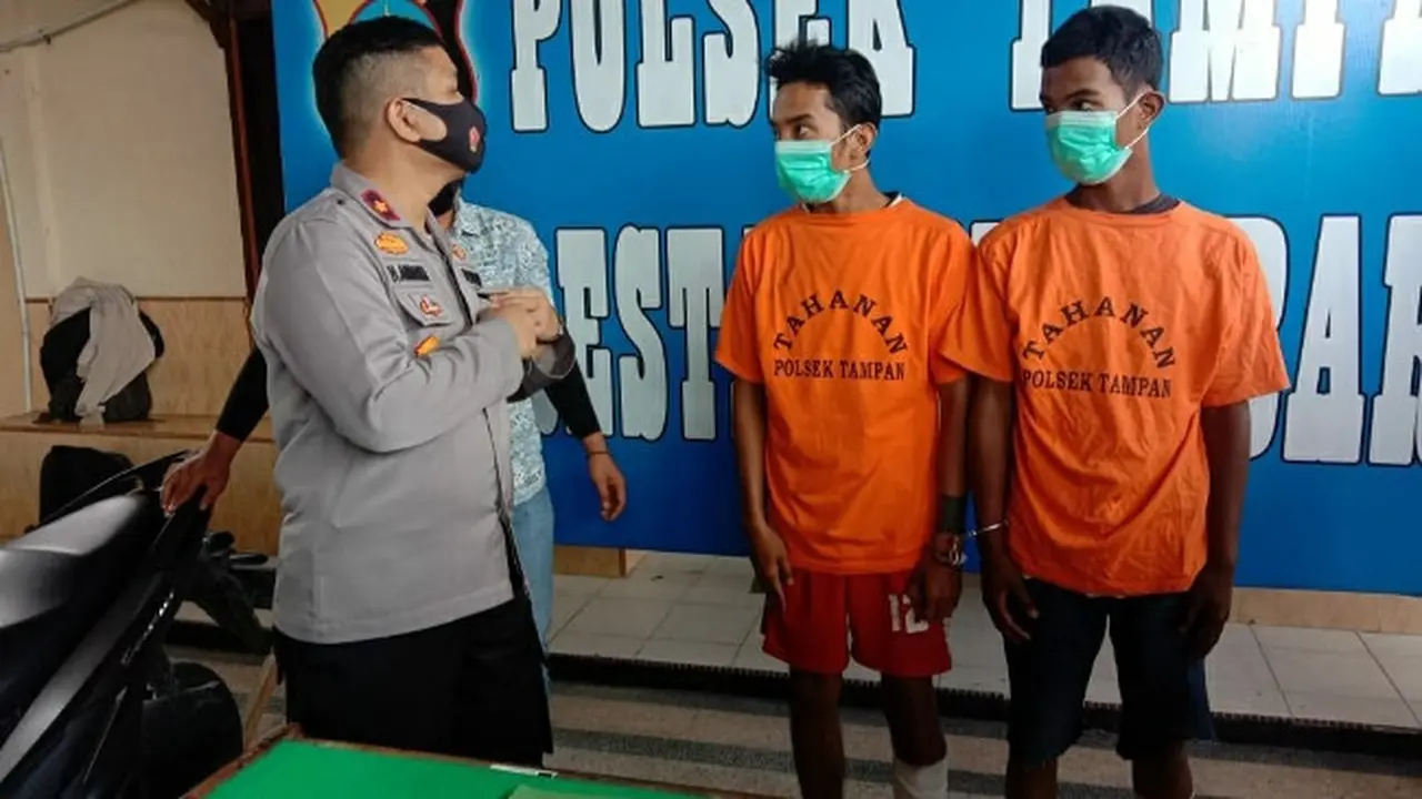 Kepala Polsek Tampan berbincang dengan dua jambret yang didor karena melawan petugas.