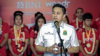 Sekretaris Jenderal PBSI, Ricky Soebagja memberikan sambutan saat penyambutan tim bulu tangkis Indonesia setelah memenangkan Badminton Asia Mixed Team Championships di Terminal 3 Bandara Soekarno Hatta, Tangerang, Senin (17/02/2025). (Bola.com/Bagaskara Lazuardi)