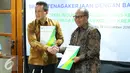 Dirut BPJS Ketenagakerjaan Agus Susanto (kanan) berjabat tangan dengan Kepala Badan Ekonomi Kreatif Triawan Munaf usai menandatangani nota kesepahaman di Jakarta, Rabu (13/9). (Liputan6.com/Angga Yuniar)