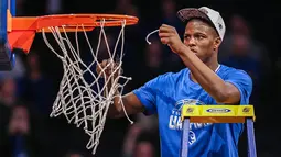 Pebasket Seton Hall Pirates, Isaiah Whitehead, memotong jaring usai memenangi laga Big East Conference melawan Villanova Wildcats di Madison Square Garden, Amerika Serikat. (Reuters/Vincent Carchietta)