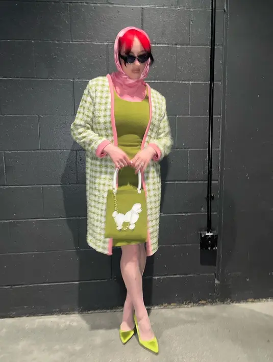 Ia memadukan turtleneck warna merah muda dengan gaun hijau dan kardigan kotak-kotak hijau-putih.  [@billieeilish/@andrewmukamal]