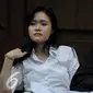 Jessica Kumala Wongso bersama kuasa hukumnya saat menjalani sidang lanjutan di PN Jakarta Pusat, Senin (15/8). Sidang tersebut dengan agenda pendengaran Saksi ahli psikologi klinis Antonia Ratih Handayani. (Liputan6.com/Johan Tallo)