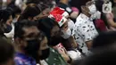 Umat Katolik saat mengikuti Misa Malam Natal 2022 di Gereja Katedral Jakarta, Sabtu (24/12/2022). Gereja Katedral Jakarta mengusung tema "Nusantara dan Kebhinekaan" pada perayaan Natal 2022. Misa Malam Natal di Gereja Katedral Jakarta berlangsung khidmat diselenggarakan secara tatap muka. (Liputan6.com/Helmi Fithriansyah)