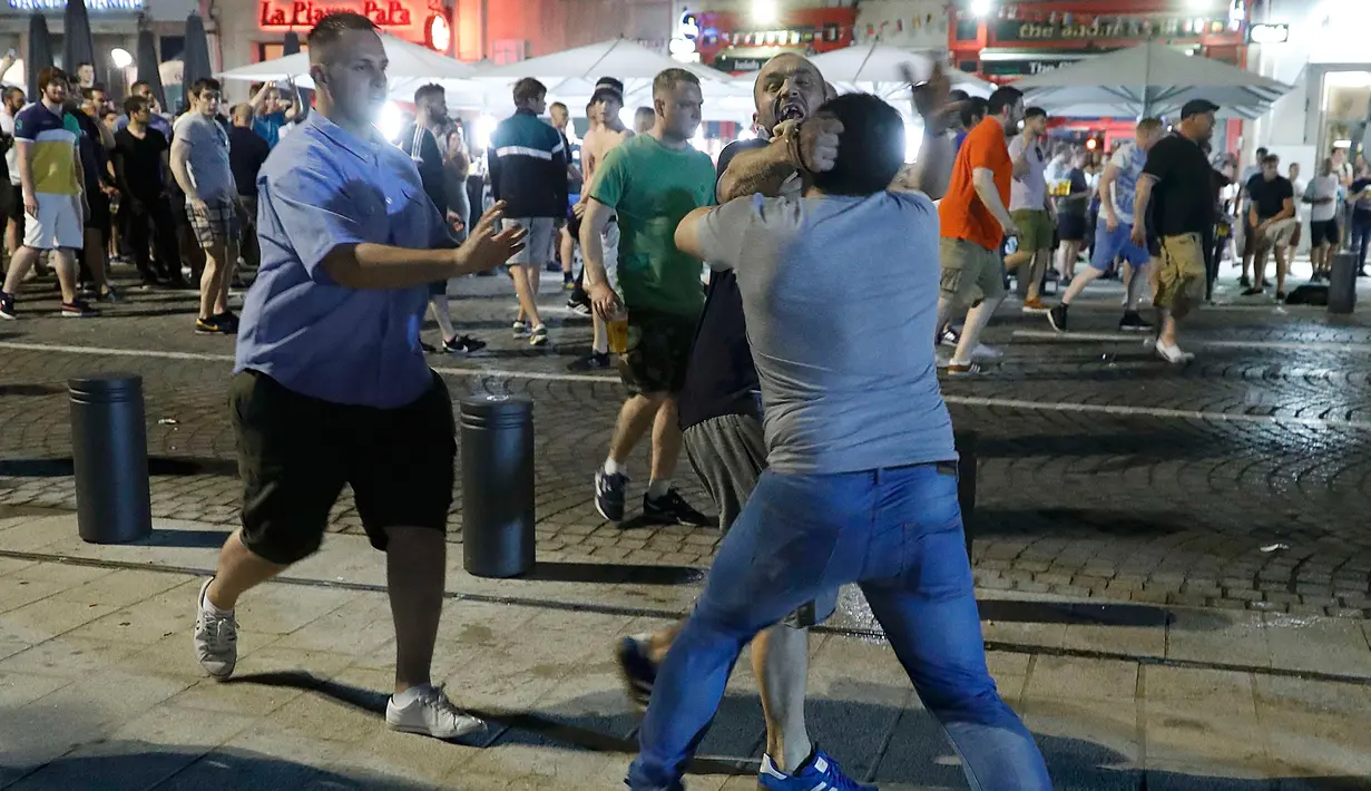  Sejumlah Suporter timnas Inggris dan Rusia serta pemuda lokal terlibat bentrok saat pembukaan Euro 2016  di kawasan bar Marseille, Prancis (10/6). Bentrokan mengakibatkan kerusakan sejumlah fasilitas bar dan jalan di Vieux Port. (REUTERS / Eddie Keogh)