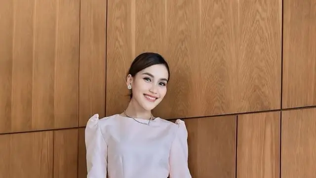 Ayu Ting Ting saat Hadir di Resepsi Pernikahan Boiyen dengan heels silver. [@ayutingting92]