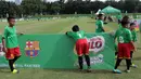 Anak-anak SD Angkasa 9 menanti giliran bermain pada ajang MILO Football Championship 2018 di Lapangan Panahan GBK, Jakarta, (24/3/2018). Sekitar 128 Sekolah Dasar di Jakarta ikut ambil bagian pada ajang tersebut. (Bola.com/Nick Hanoatubun)
