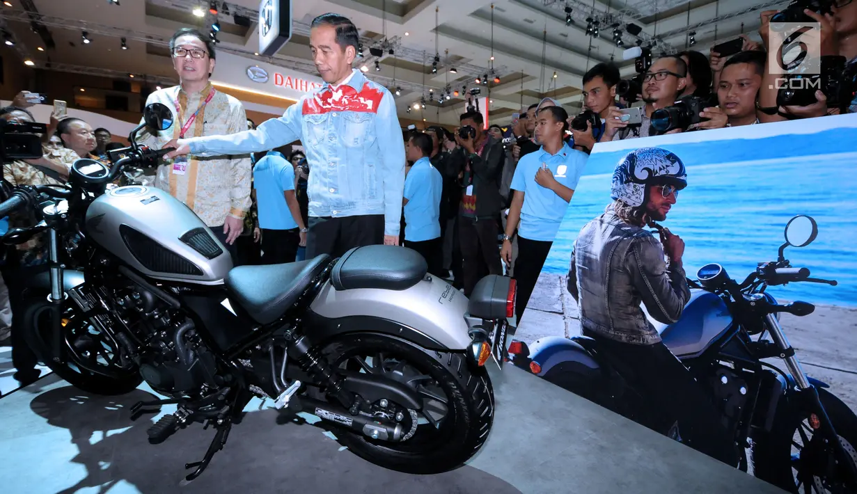 Presiden RI, Joko Widodo melihat salah satu motor yang dipamerkan pada Indonesia International Motor Show 2018 di JIExpo, Jakarta, Kamis (19/4). 38 merek kendaraan dipamerkan dan 350 perusahaan ikut dalam IIMS 2018. (Liputan6.com/Helmi Fithriansyah)