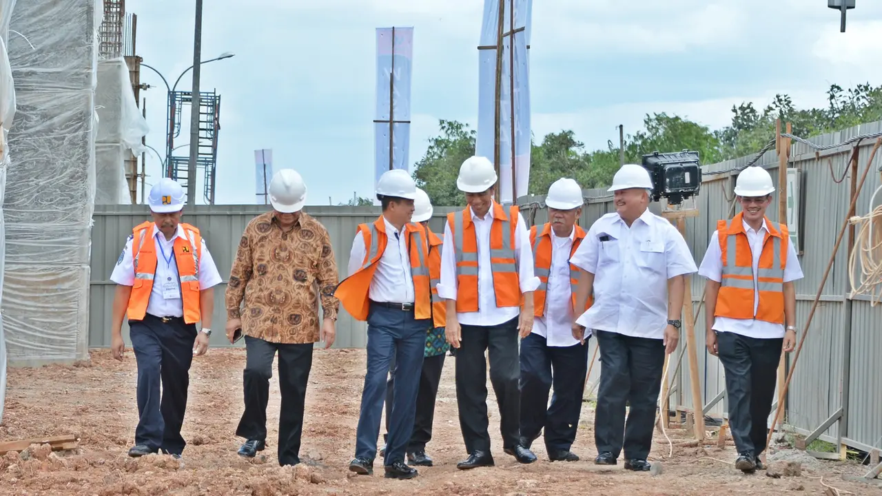 20160303-Jokowi  Tinjau Pembangunan LRT Palembang- Daniel Pietersz