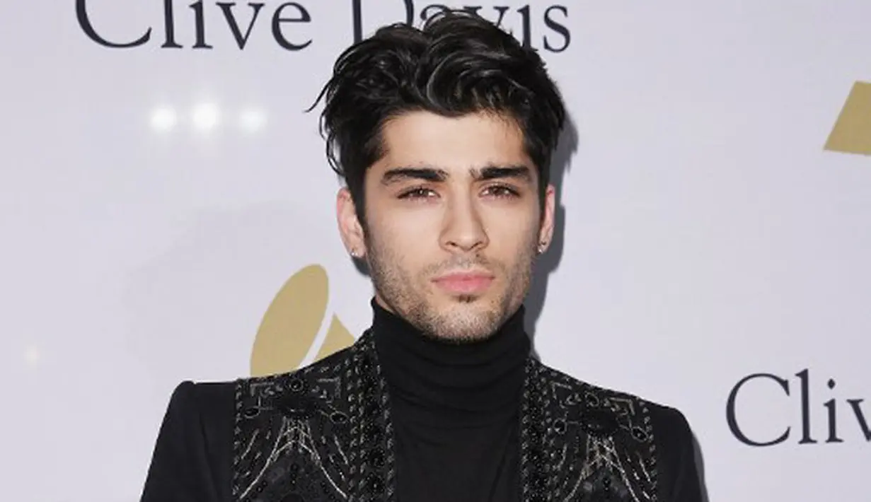 Seminggu lalu, Zayn Malik pun tampak berbahagia merayakan ulang tahun sang kekasih, Gigi Hadid. Kue ulang tahun dan kecupan manis diberikannya untuk Gigi yang pada hari itu genap berusia 22 tahun. (AFP/Bintang.com)
