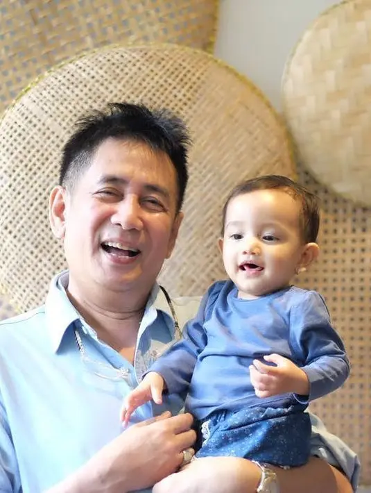 Eksis di dunia  hiburan dan politik, tak membuat Sys lupa meluangkan waktu untuk berkumpul bersama keluarga yang selalu menunggunya pulang. Istri, anak dan cucuk menjadi prioritas utama bagi Sys. (Instagram/Sys_Ns)