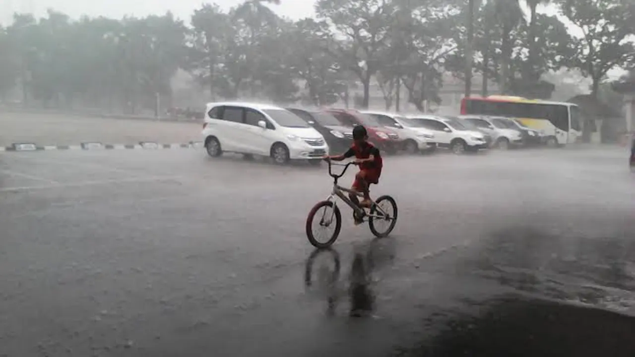 20151030-Hujan-Kabut Asap-Palembang-Sumsel