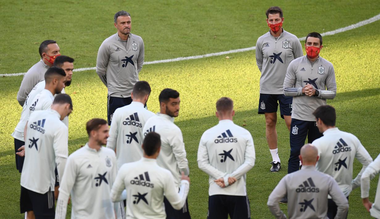 Pelatih Timnas Spanyol, Luis Enrique, memimpin sesi latihan jelang laga UEFA Nations League di Stuttgart, Jerman, Rabu (2/8/2020). Spanyol akan berhadapan dengan Jerman. (AFP/Thomas Kienzle)