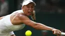 Caroline Wozniacki berusaha mengembalikan bola saat melawan Timea Babos pada laga tunggal putri Wimbledon 2017 di Wimbledon Tennis Championships, London, (4/7/2017). Wozniacki menang 6-4, 4-6, 6-1. (EPA/Nic Bothma)