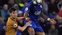Pemain Leicester, Danny Simpson (kanan) membuang bola dari kejaran pemain Tottenham, Ben Davies pada lanjutan Premier League di King Power Stadium, Leicester, (18/5/2017). Tottenham menang 6-1.  (AP/Rui Vieira)