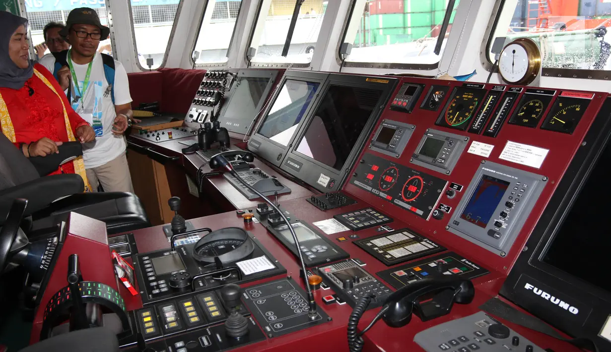 Ruang kendali kapal Greenpeace Rainbow Warrior yang bersandar di Tanjung Priok, Jakarta, Senin (23/4). Kehadiran Rainbow Warrior untuk mendorong pemerintah segera mengatasi permasalahan lingkungan. (Liputan6.com/Arya Manggala)