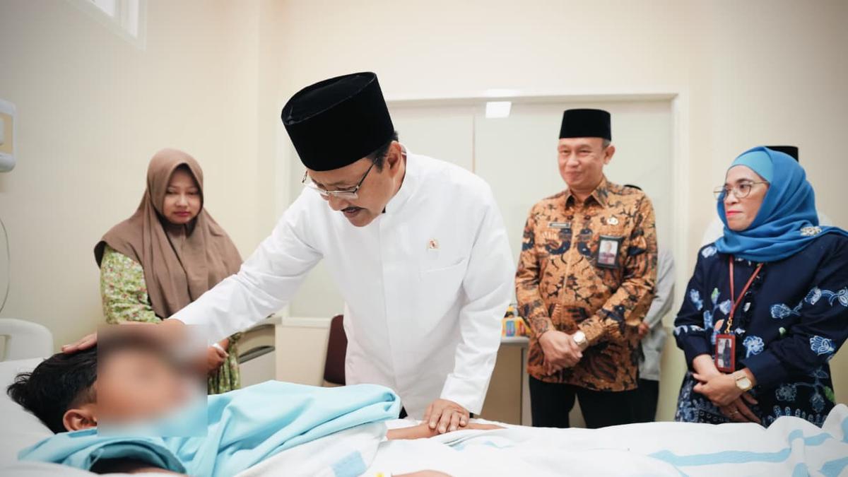 Mensos Gus Ipul Jenguk Santri Selamat dari Tragedi Runtuhnya Bangunan Ponpes, Penanganan Korban Jadi Atensi Presiden