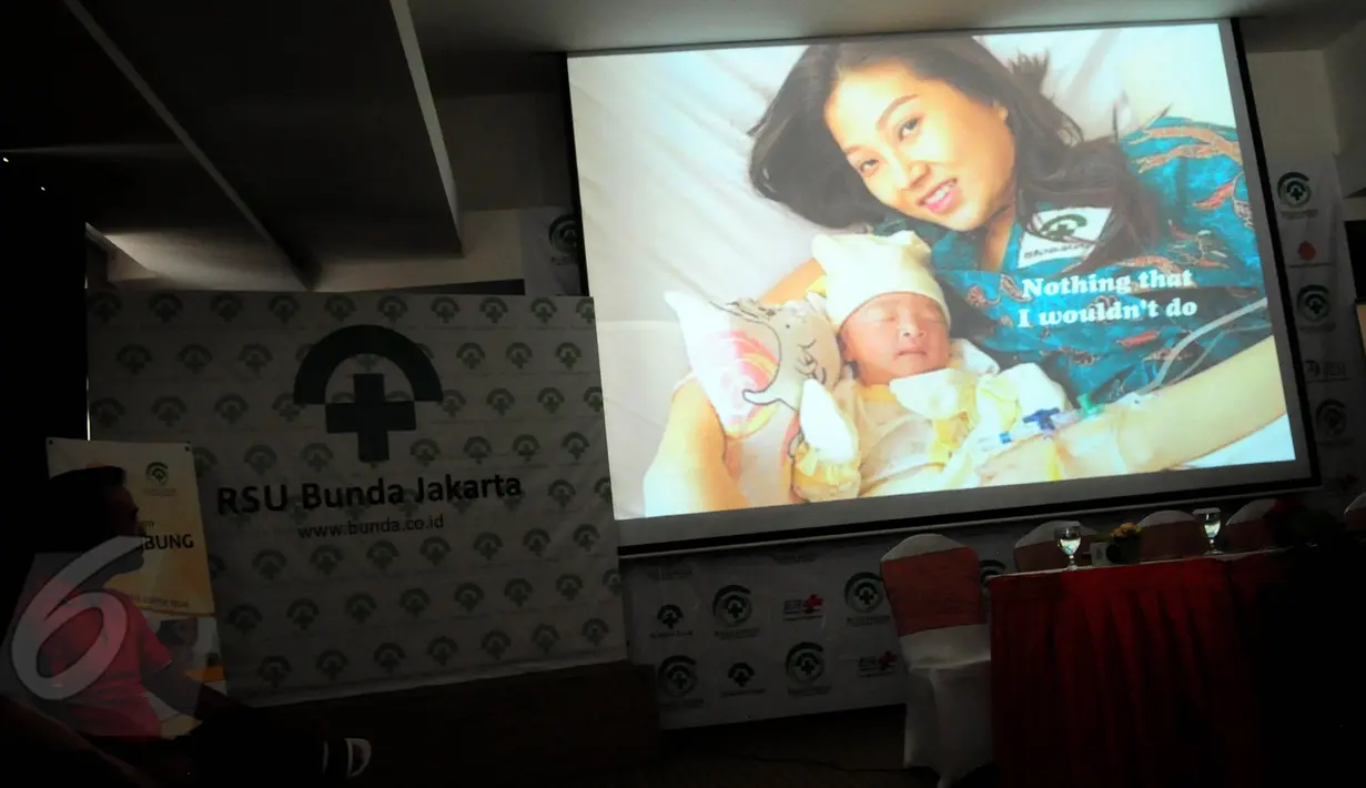 Sebuah video ditampilkan saat Ruben Onsu dan Sarwendah Tan menggelar konferensi pers terkait kelahiran putri pertama mereka di RS Bunda, Jakarta, Minggu (7/6/2015). (Liputan6.com/Faisal R Syam)
