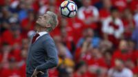 Salah satu aksi Arsene Wenger menyundul bola saat laga Arsenal melawan Burnley di Emirates Stadium, London, (6/5/2018). Arsene Wegner mengumumkan mundur sebagai pelatih setelah 22 tahun bersama Arsenal. (AFP/Adrian Dennis)