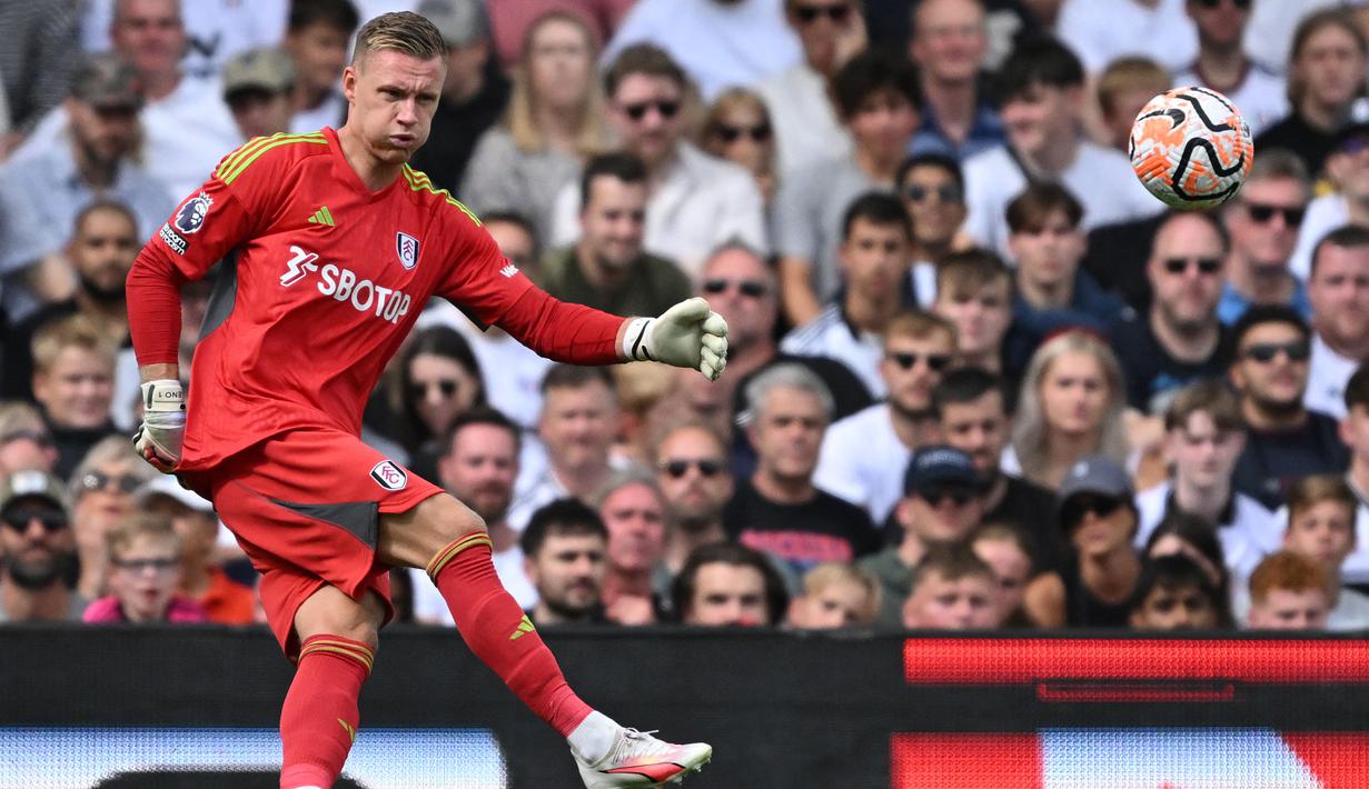 Bernd Leno didatangkan Fulham dari Arsenal pada awal musim 2022/2023 dengan nilai transfer hanya 3,6 juta euro dan langsung menjadi kiper utama di bawah mistar gawang The Cottagers menggeser posisi Marek Rodak. (AFP/Justin Tallis)
