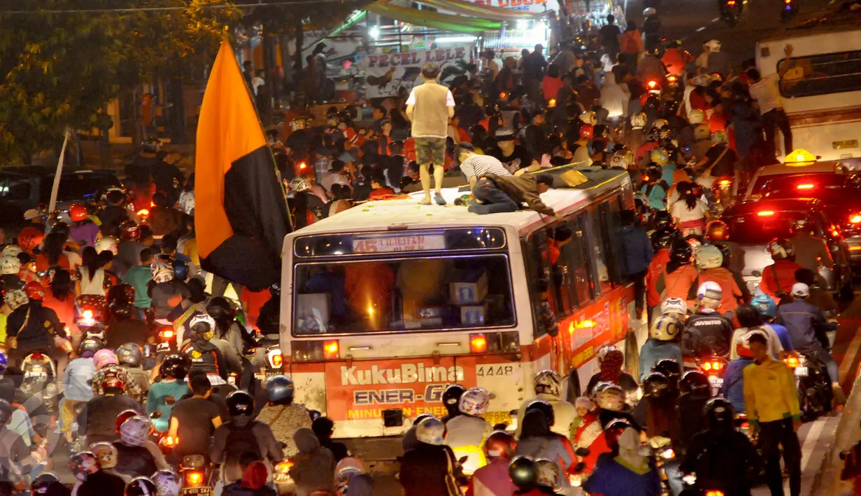 Suasana lalu lintas padat merayap saat perayaan malam takbiran di kawasan Matraman, Jakarta Timur, Jum’at (17/7/2015) malam. .(Liputan6.com/Faisal R Syam)