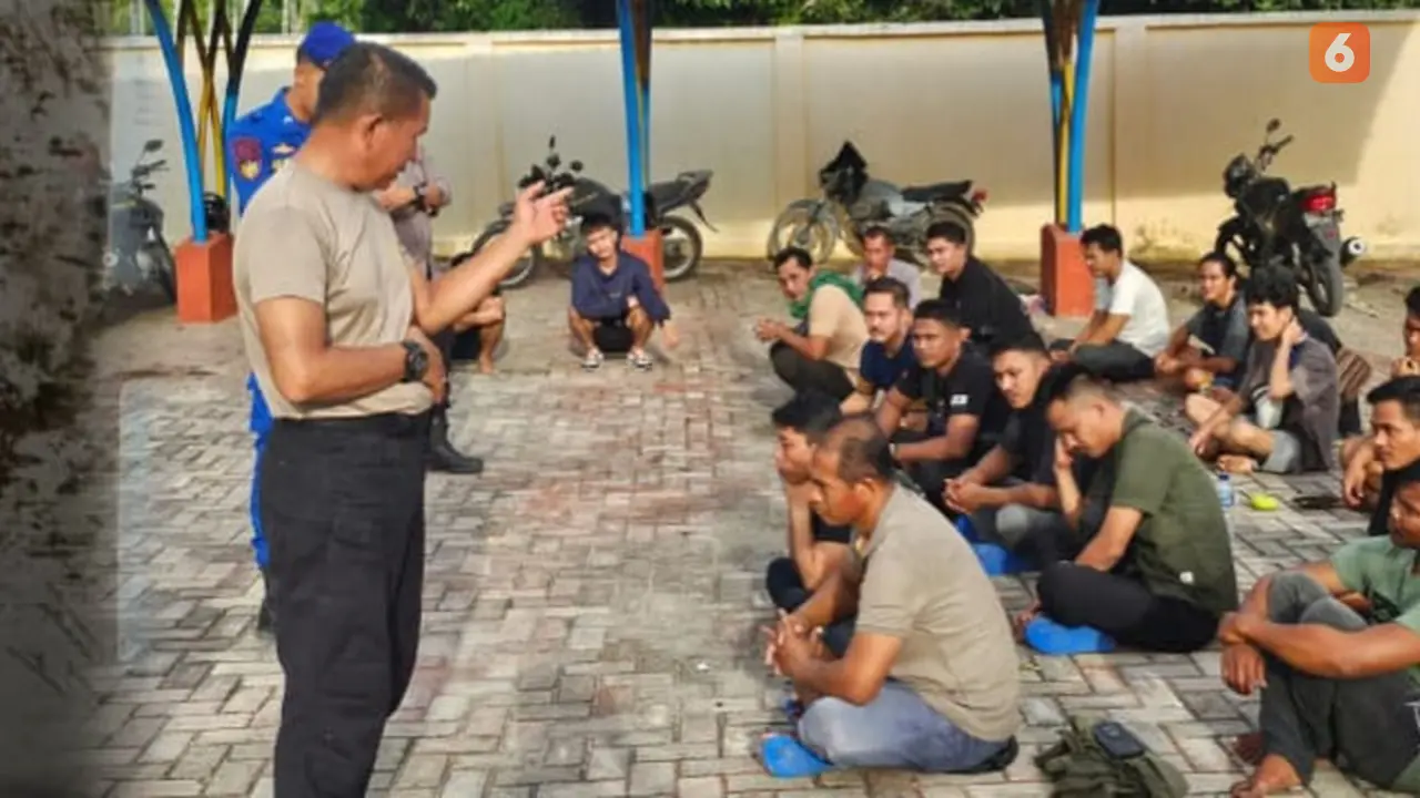 Polisi memberikan pengarahan kepada PMI ilegal sebelum dipulangkan ke daerah asalnya.