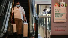 Pengunjung membawa kantong belanja dari kertas saat mengunjungi Mall Grand Indonesia, Jakarta, Rabu (1/7/2020). Hari pertama larangan penggunaan kantong plastik di Jakarta, pusat perbelanjaan ini menerapkan penggunaan kantong belanja ramah lingkungan (KBRL). (Liputan6.com/Faizal Fanani)