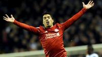 Selebrasi Luis Suarez yang mencetak satu-satunya gol kemenangan Liverpool ketika menjamu Everton di Anfield, Liverpool, pada partai lanjutan Liga Premier, 10 Desember 2011. AFP PHOTO/PAUL ELLIS