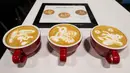 Karya seni Latte "Squirrel", "Hummingbird" dan "Honey Bee" (dari kiri ke kanan) kreasi peserta Nelson Phu terlihat dalam Kompetisi Seni Latte yang merupakan bagian dari Pameran Restoran Kanada 2020 di Toronto, Kanada (3/3/2020). (Xinhua/Zou Zheng)