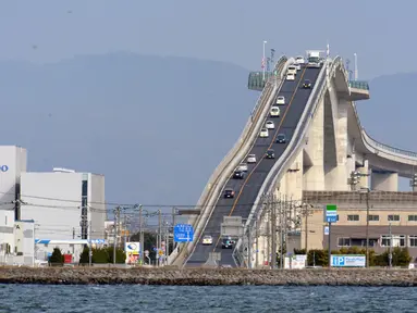 Jembatan Eshima Ohashi Bridge berhasil mencuri perhatian karena bentuknya yang ekstrem, seperti rollercoaster. Eshima Ohashi merupakan jembatan yang menguhubungan kota Matsue dan Sakaiminato di Jepang bagian Barat. (www.huffingtonpost.com)  
