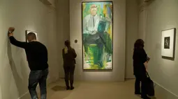Pengunjung mengamati lukisan mantan presiden Amerika Serikat John F. Kennedy dalam pameran bertajuk "Presiden-Presiden Amerika" (America's Presidents) di Galeri Potret Nasional di Washington DC, Amerika Serikat (17/2/2020). (Xinhua/Liu Jie)