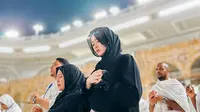 7 Potret Inara Rusli Umroh Khusyuk Berdoa, Sempatkan Mampir ke Mesir