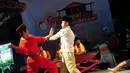 Adegan berkelahi yang menampilkan jurus silat khas betawi menjadi salah satu daya tarik di setiap pertunjukannya, seperti dalam Festival Budaya Betawi, Minggu (15/06/14) di Ciganjur, Jakarta Selatan (Liputan6.com/Faizal Fanani)