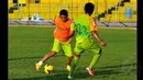 Penyerang timnas Indonesia, Evan Dimas (kiri) berusaha melewati rekan setimnya saat latihan di Stadion H Agus Salim, Padang, Jumat (16/1/2015). Persebaya berhadapan dengan Semen Padang di laga perdana SCM Cup 2015 grup A. (Liputan6.com/Johan Tallo) 