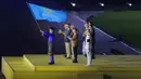 Selanjutnya, SEA Games 2027 akan berlangsung di Malaysia. Tampak dalam foto, perwakilan dari Malaysia mengibarkan bendera saat upacara penutupan SEA Games 2025 di Rajamangala Stadium, Bangkok, Thailand, Sabtu (20/12/2025). (Bola.com/Bagaskara Lazuardi)