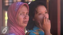 Sejumlah kerabat ikut menyaksikan proses pencarian korban tanah longsor di Desa Caok, Purworejo, Jawa Tengah, Senin (20/6). Proses evakuasi terus dilakukan karena diduga masih ada korban yang belum ditemukan. (Liputan6.com/Boy Harjanto)