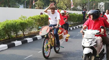 Menteri Hukum dan HAM (Kemenkumham) Yasonna H Laoly bersama peserta lain mengikuti kegiatan lomba sepeda hias di Jakarta, Sabtu (19/8). Lomba tersebut digelar dalam rangka memperingati hari kemerdekaan ke-72 RI. (Liputan6.com/Immanuel Antonius)