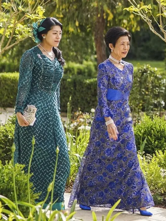 Princess Hisako mengenakan gaun biru bermotif floral dan choker senada. Putrinya, princess Tsugoko, memilih gaun teal dengan aksesori rambut bermotif bunga yang serasi. [Foto: IG/japanese.royal.fan].