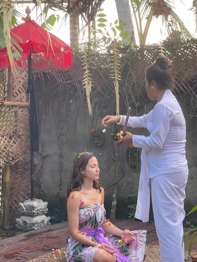 Pevita Pearce jalani ritual untuk menyembuhkan trauma (Foto: Instagram/@pevpearce)