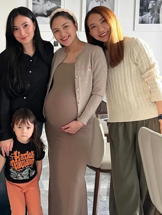 Jessica Mila memilih mengenakan dress panjang coklat spaghetti strap yang memerlihatkan perutnya yang semakin besar. Dipadukan cardigan warna coklat pula. [@asmirandah89]