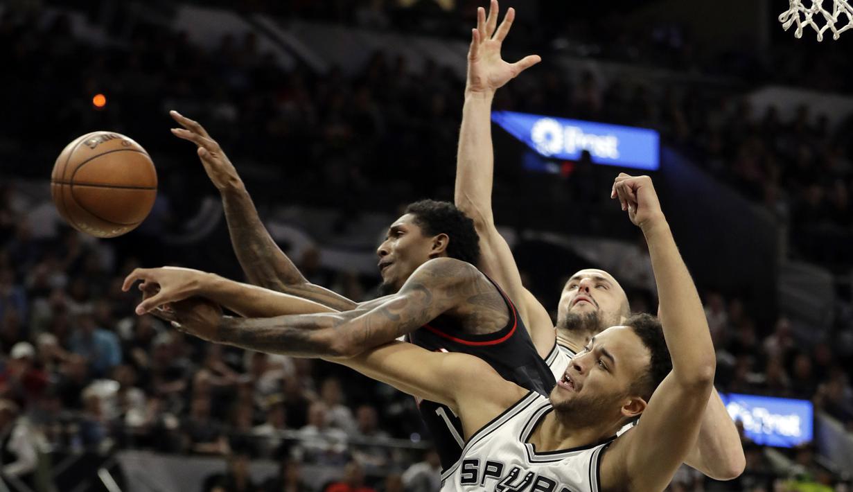 Pemain Houston Rockets, Lou Williams (tengah) berebut bola dengan para pemain San Antonio Spurs  pada gim kelima NBA basketball playoff series di San Antonio, (9/5/2017). Spurs menang 110 - 107. (AP/Eric Gay)